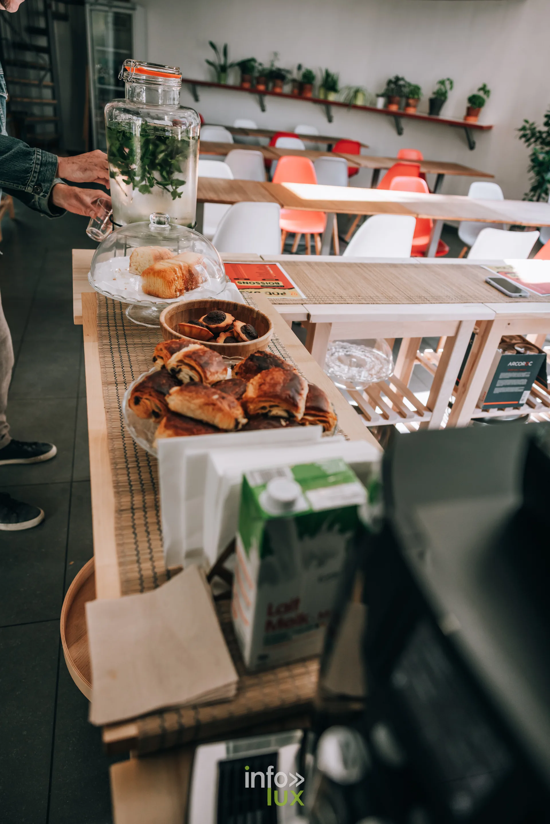 Buffet du petit-dejeuner installe avant l ouverture du festival PodBXL 2026