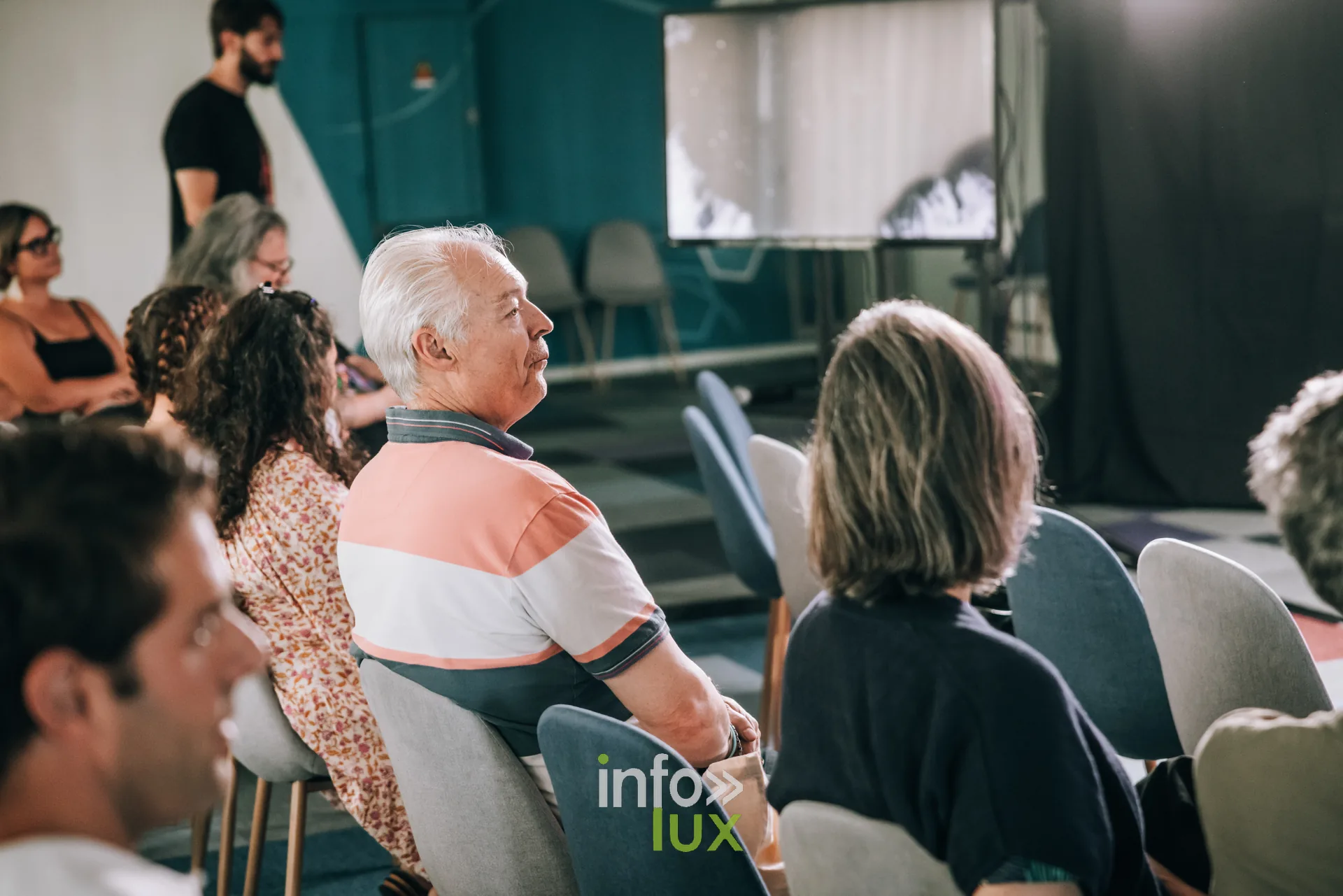 Spectateurs concentres pendant l ecoute d un documentaire audio a PodBXL