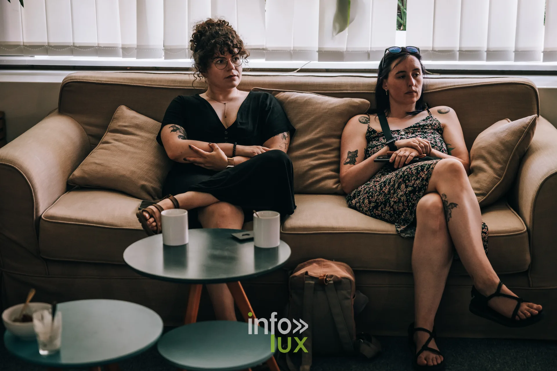 Deux participantes assises sur un canape pendant une pause du festival PodBXL