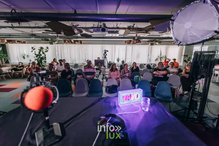 Vue de la scene et du public depuis le fond de la salle du festival PodBXL a Evere