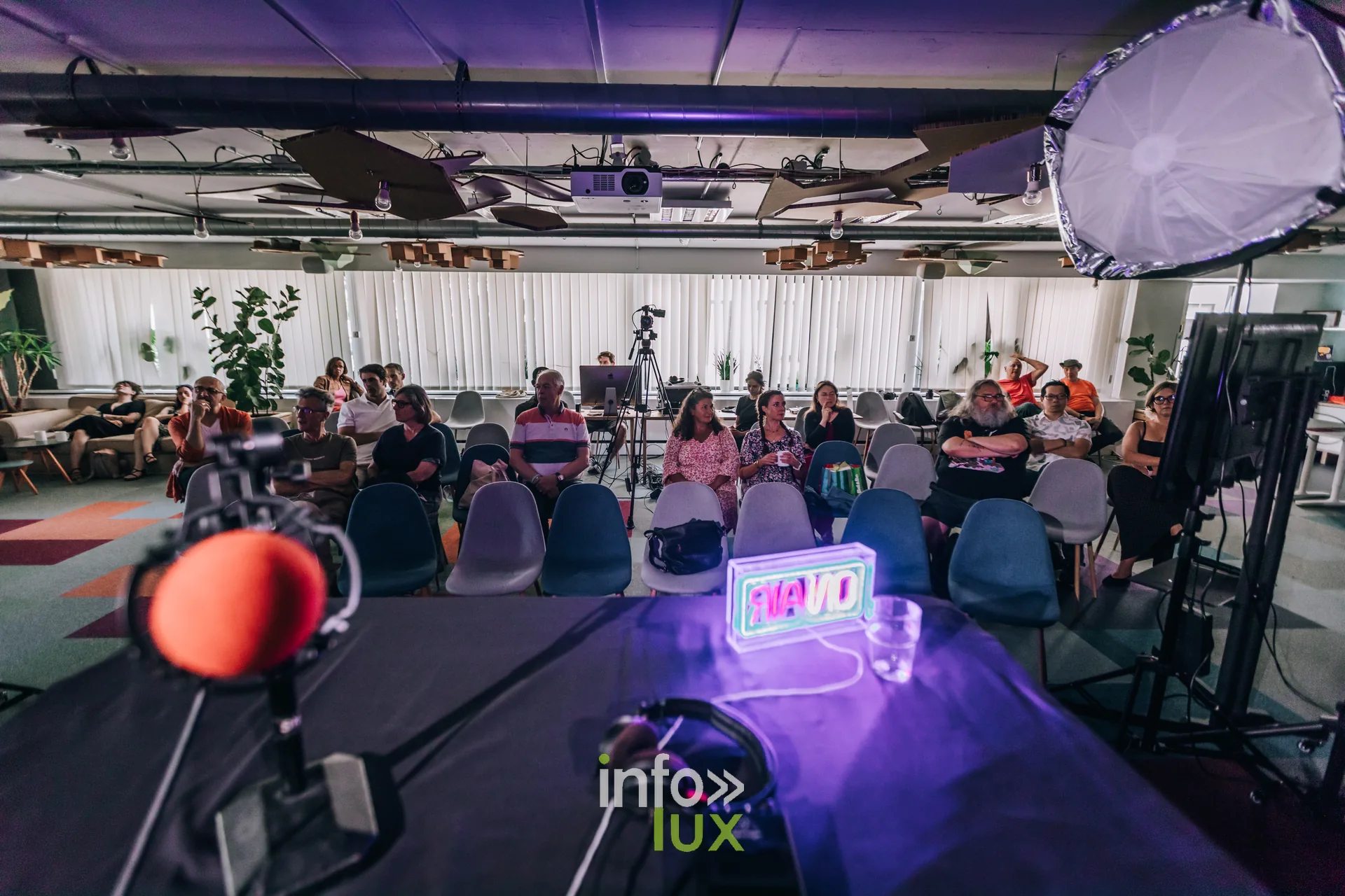 Vue de la scene et du public depuis le fond de la salle du festival PodBXL a Evere