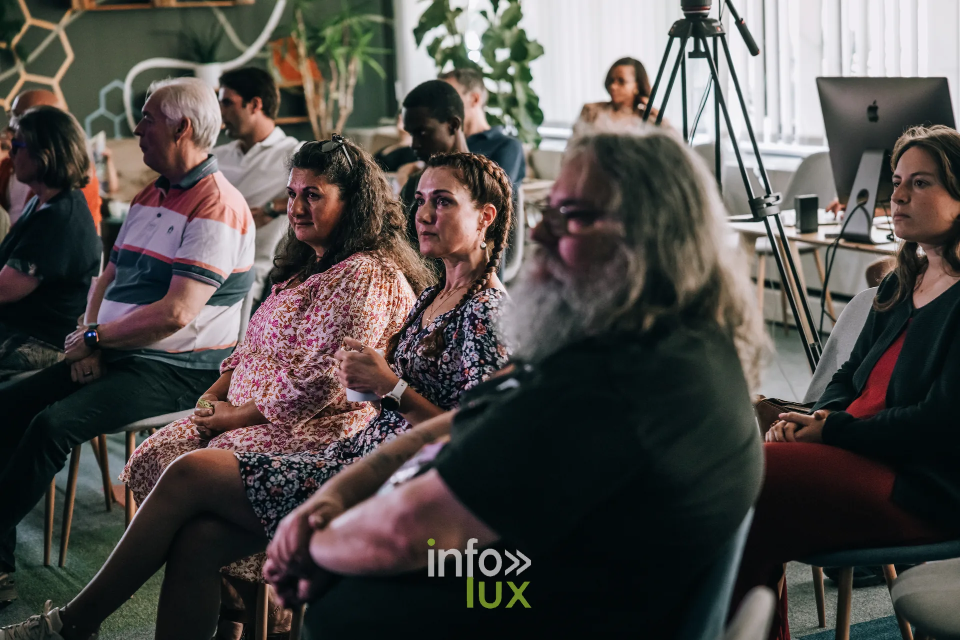 Rangee de spectateurs souriants pendant une session de podcast en public