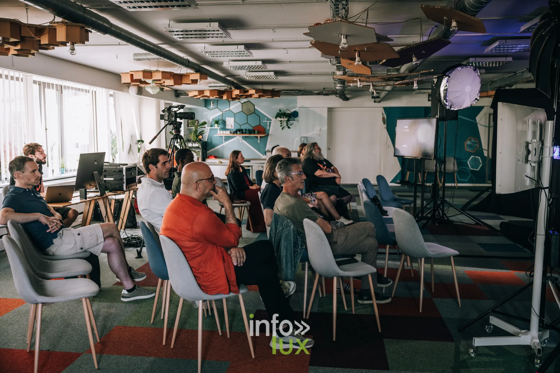 Salle de coworking amenagee en salle d ecoute pour le festival PodBXL