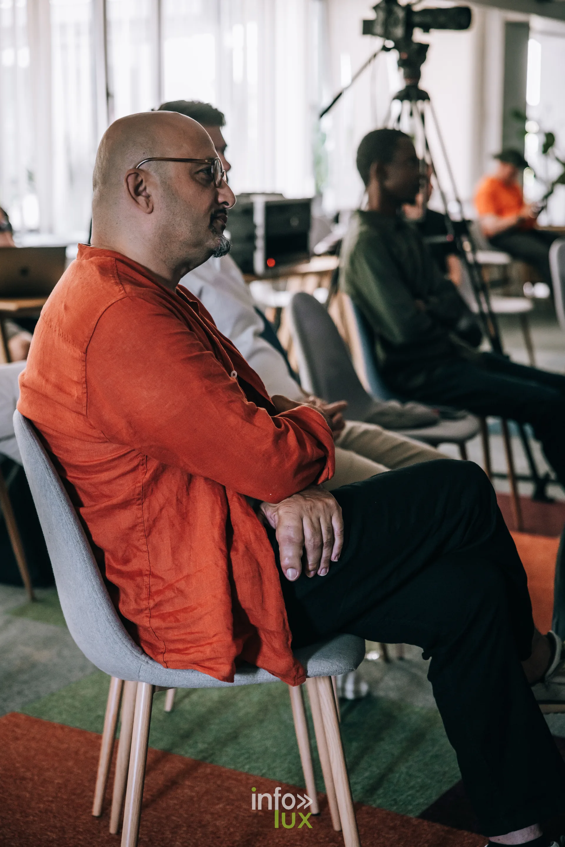 Organisateur assis dans le public pendant le festival PodBXL 2026 a Evere