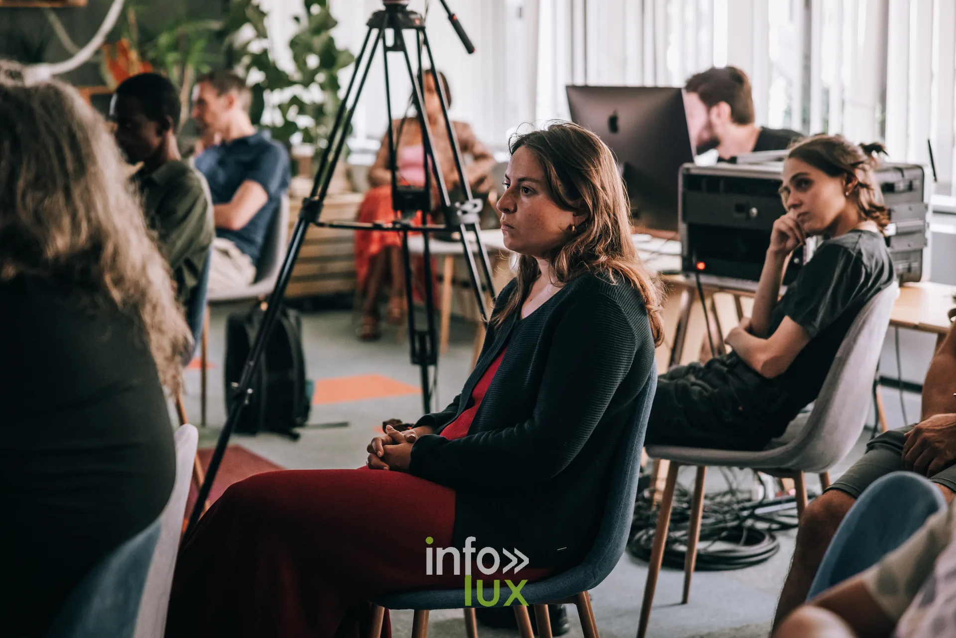 Creatrice de podcast discutant avec des participants pendant une pause a PodBXL