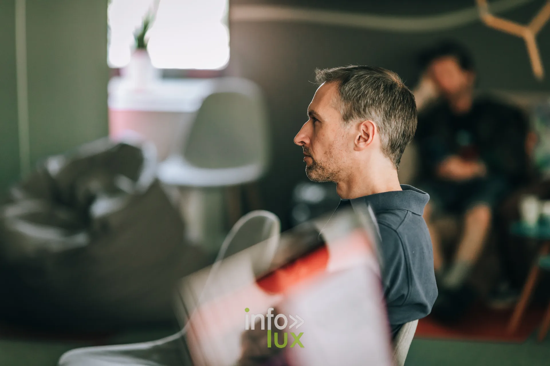 Participant lisant le programme du festival PodBXL 2026
