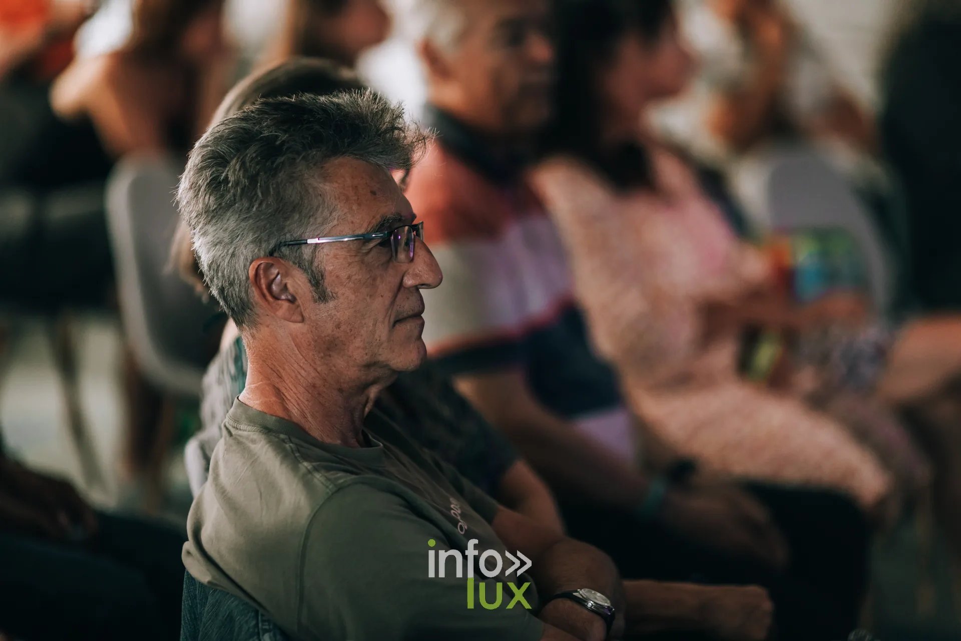 Spectateurs de profil suivant la projection sonore a PodBXL