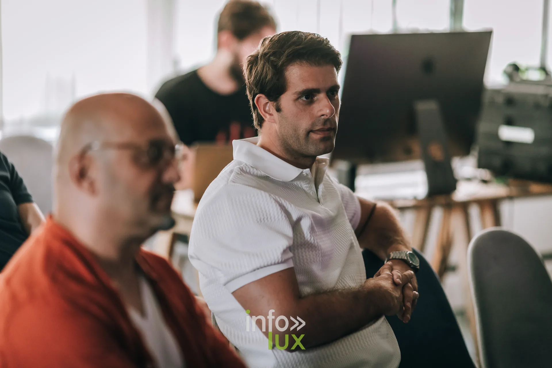 Deux participants discutant pendant une pause du festival PodBXL 2026