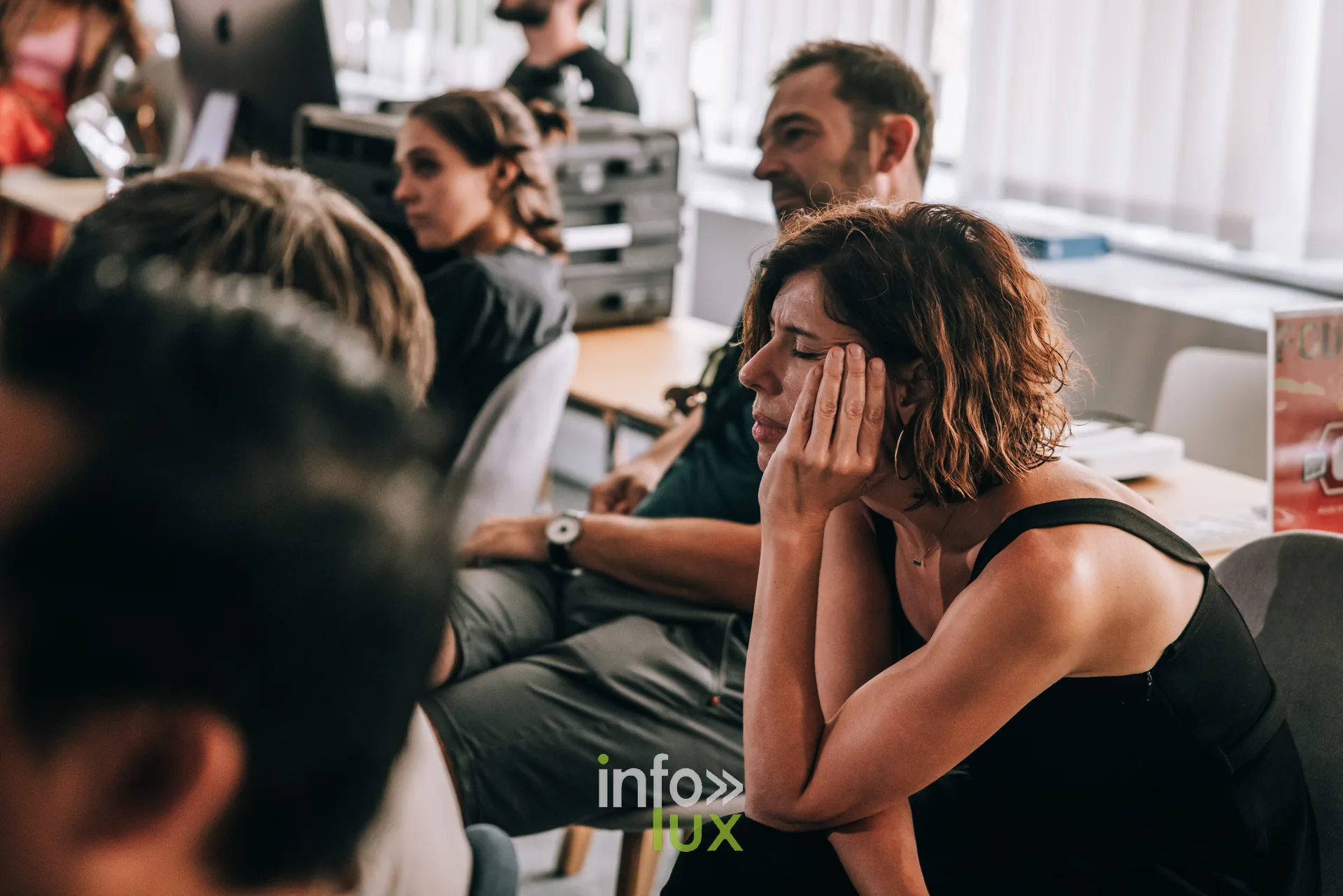 Spectatrice ecoutant attentivement pendant le festival PodBXL 2026