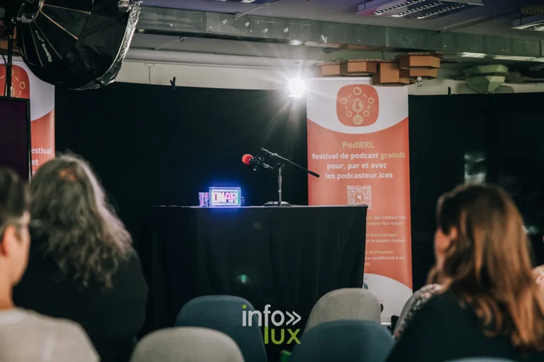 Scene du festival PodBXL avec micro et enseigne lumineuse ON AIR a Evere