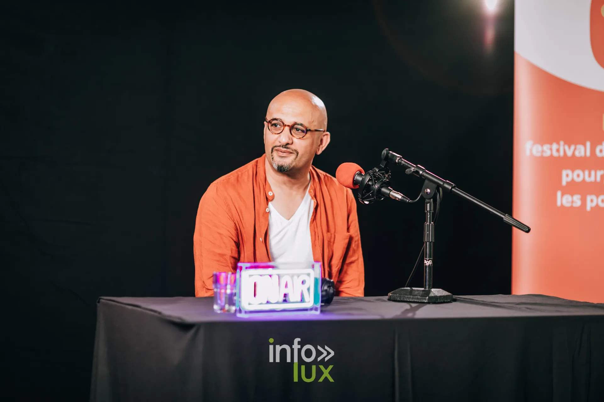 Animateur de podcast enregistrant en public a Transforma BXL