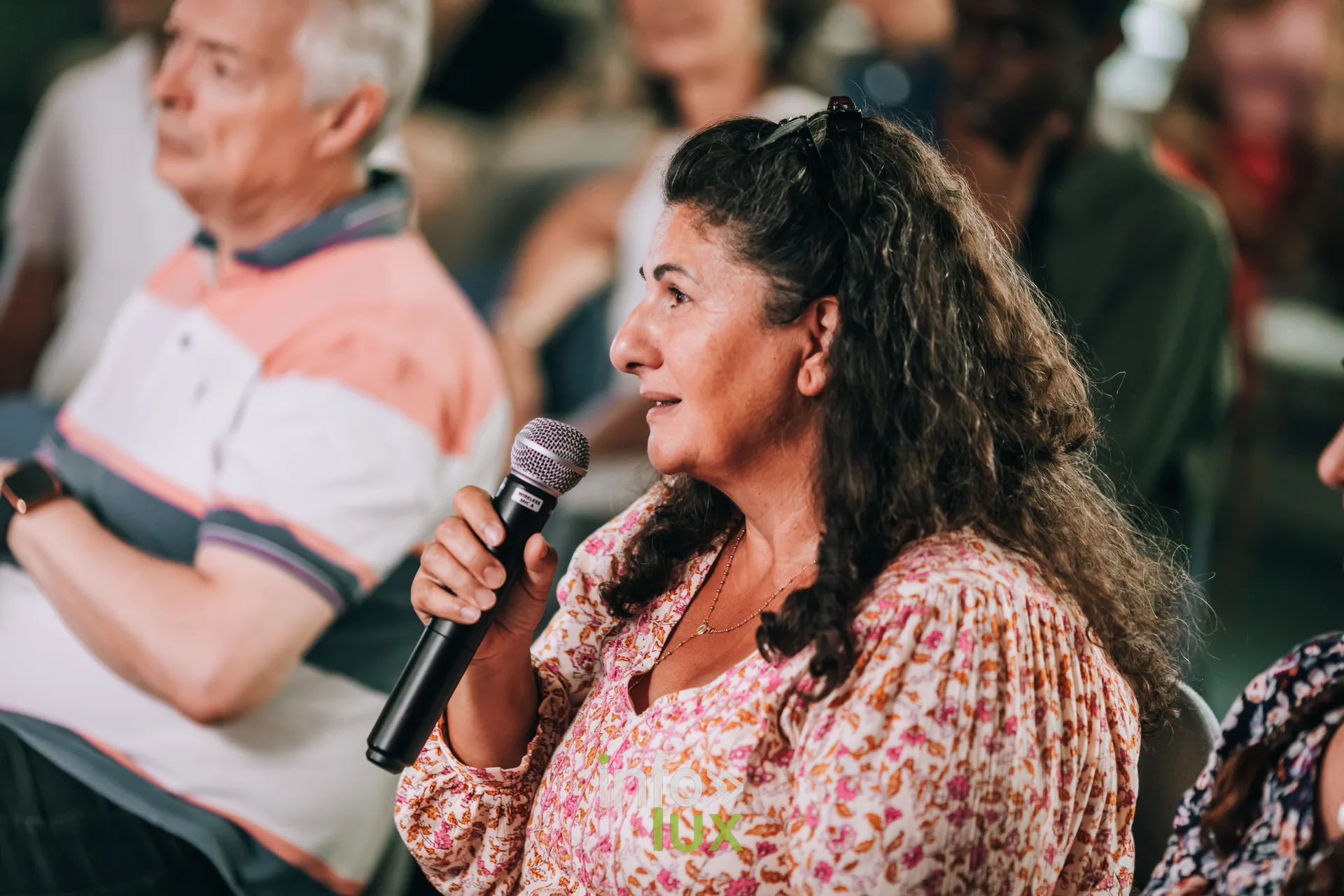 Participante prenant le micro depuis le public lors du festival PodBXL