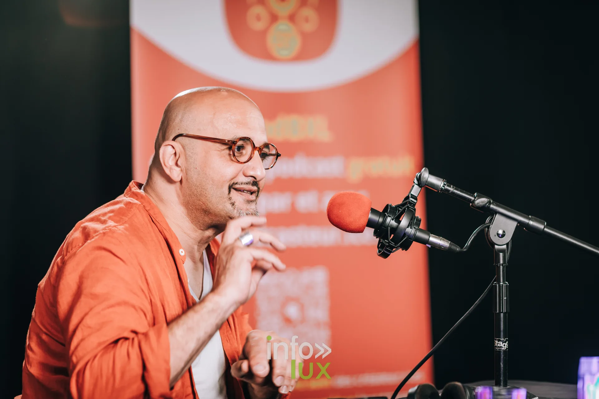 Animateur de podcast en pleine interview sur la scene de PodBXL 2026