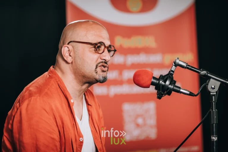Portrait de l animateur au micro pendant une session du festival PodBXL