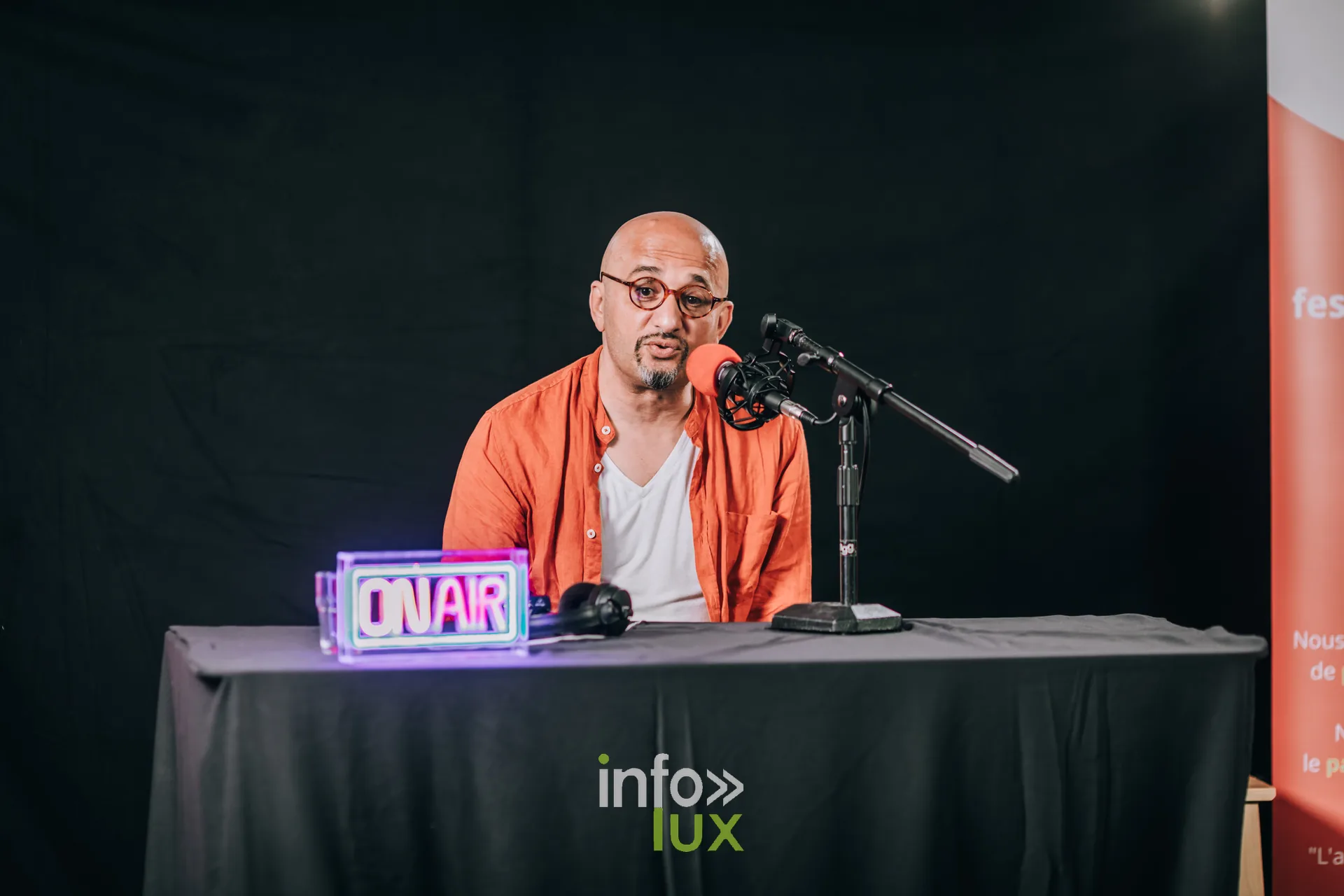 Invite au micro sur la scene du festival PodBXL a Evere