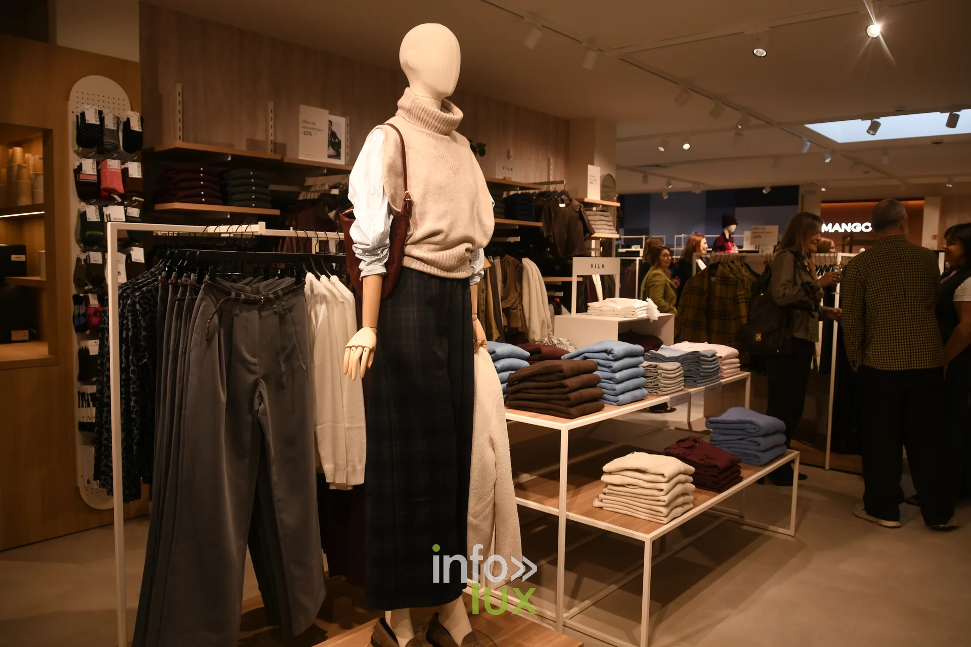 Mannequin et rayons de vêtements femme dans le PointCarré rénové de Recogne