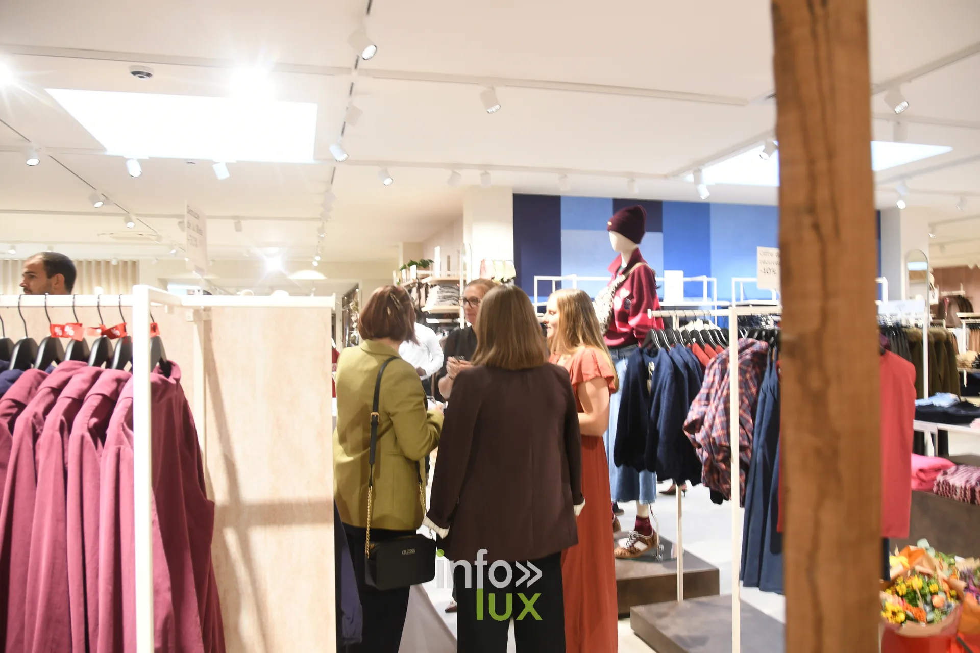 Invitées dans les rayons de mode femme du nouveau PointCarré de Recogne