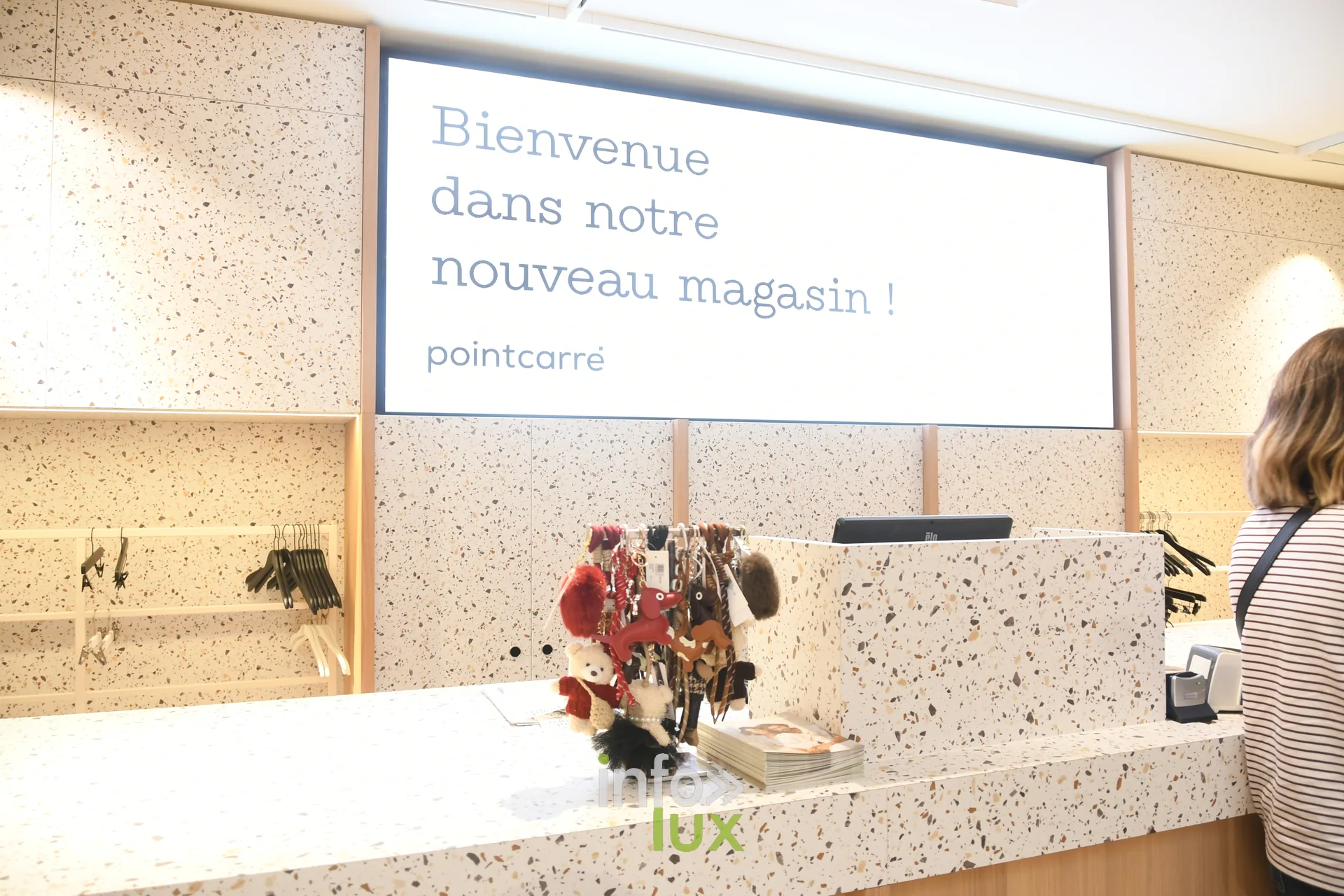 Comptoir en terrazzo et écran d’accueil du PointCarré rénové de Recogne