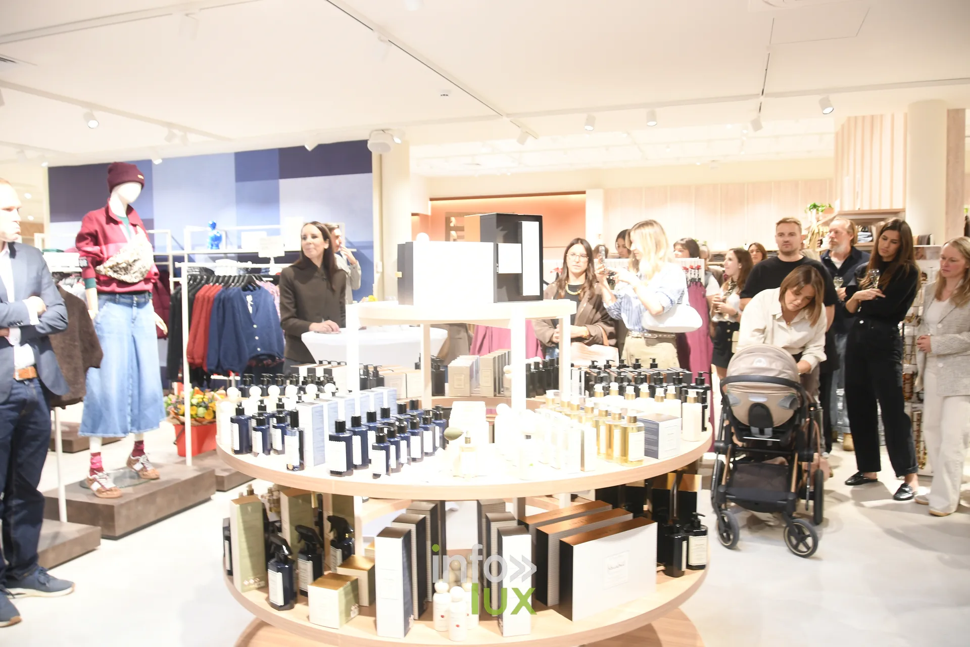 Invités autour d’une table de présentation au PointCarré de Recogne