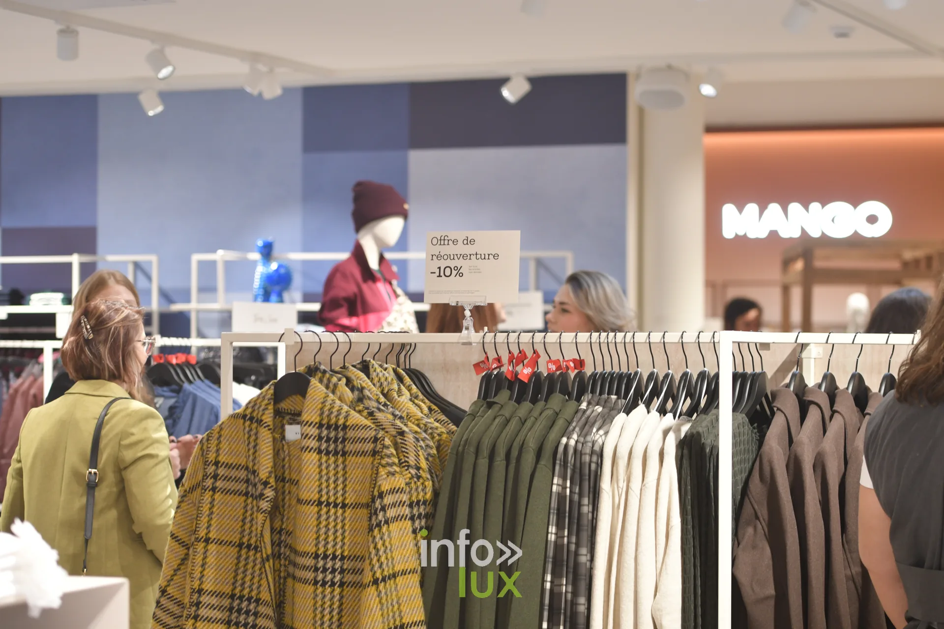 Rayon de vestes et panneau « Offre de réouverture -10 % » au PointCarré de Recogne