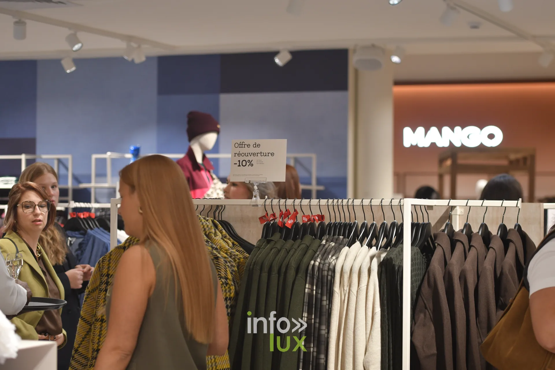 Clientes dans le rayon vestes du PointCarré rénové de Recogne