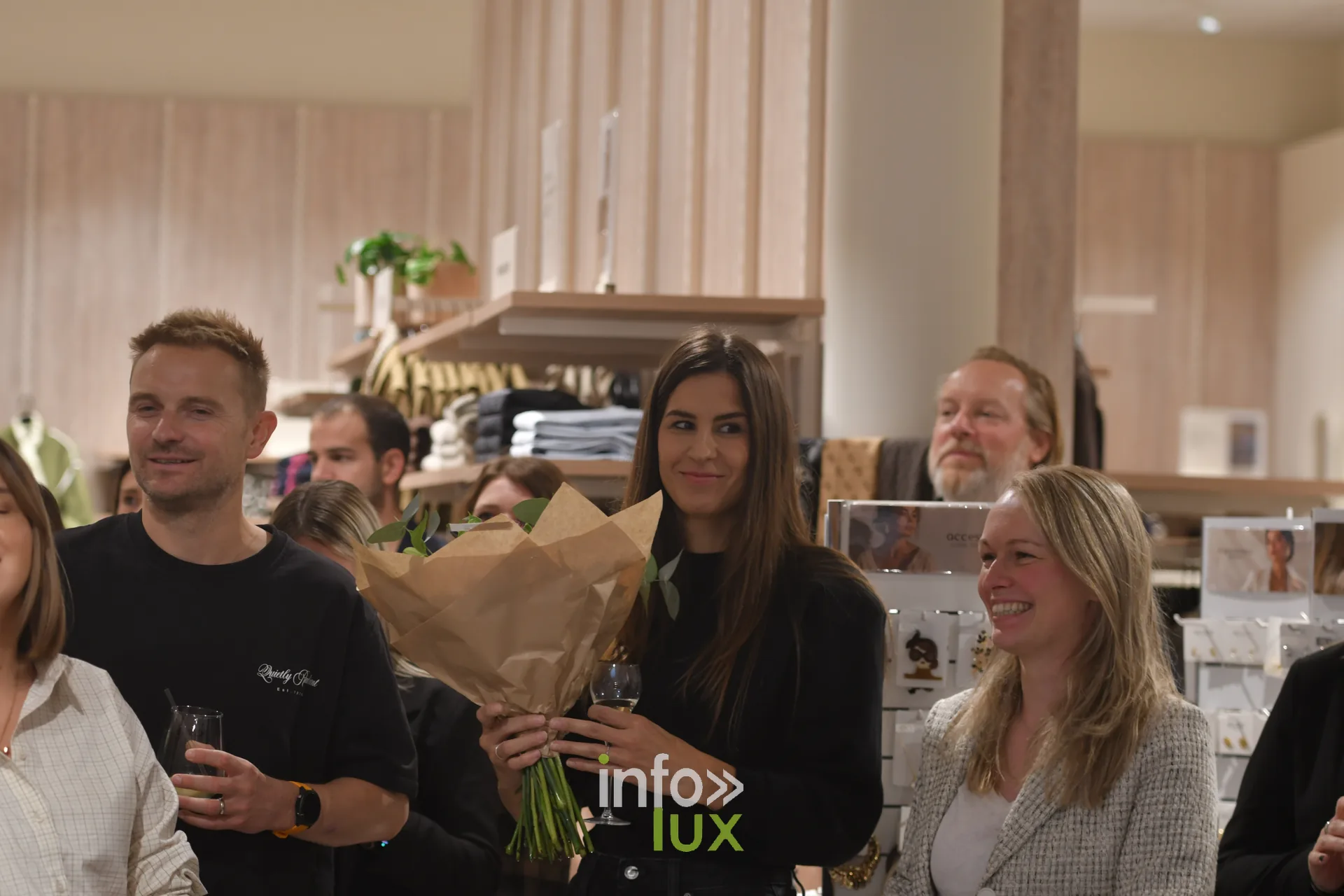 Invités et bouquet de fleurs à l’inauguration du PointCarré de Recogne