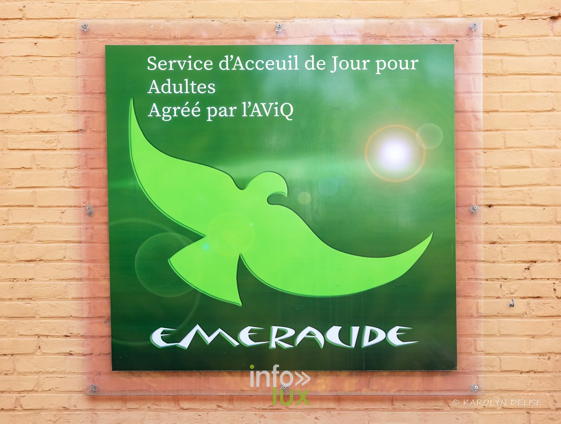 Plaque du service d’accueil de jour pour adultes Émeraude, agréé par l’AVIQ
