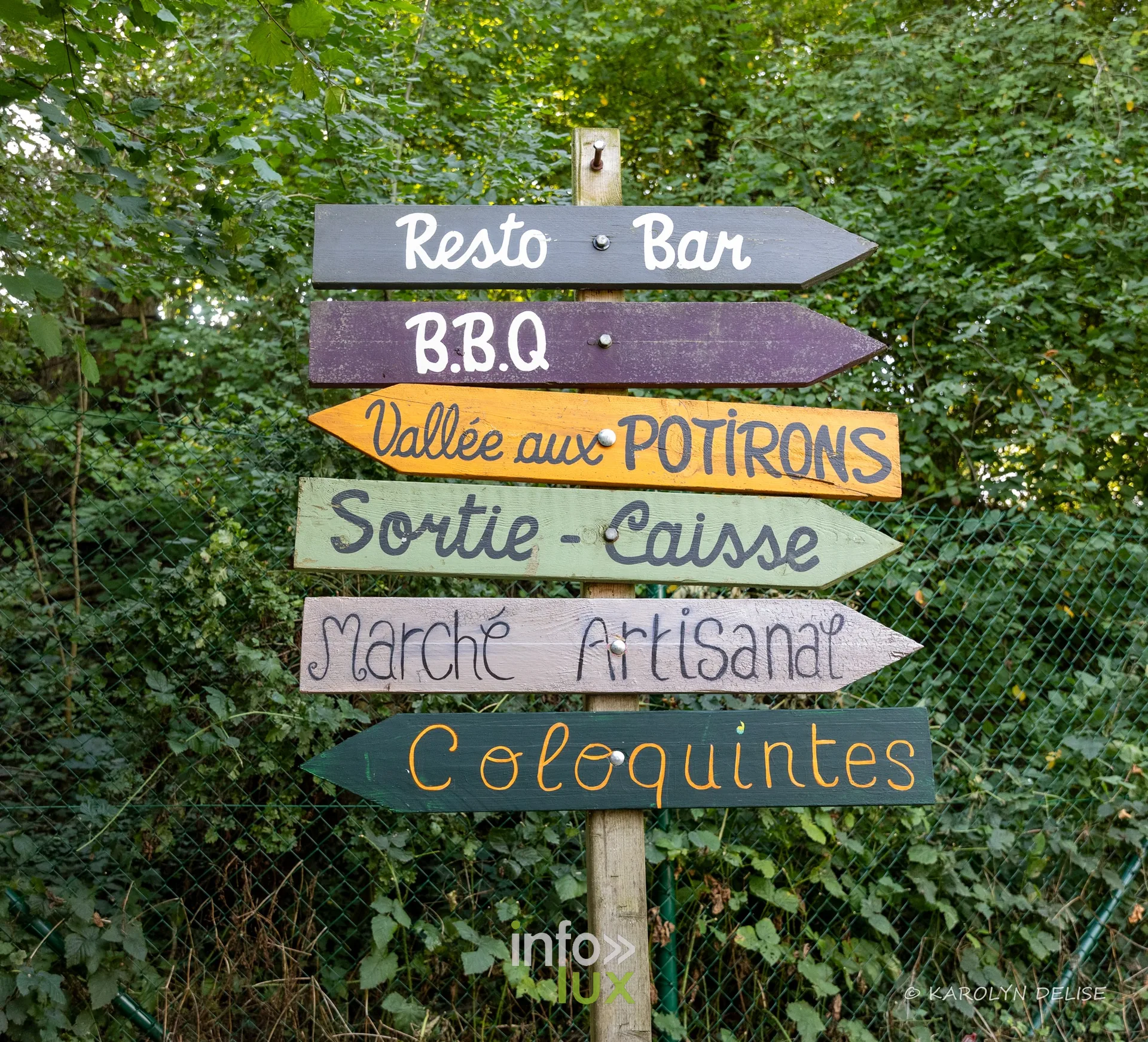 Panneau fléché : resto-bar, BBQ, vallée aux potirons, marché artisanal, coloquintes