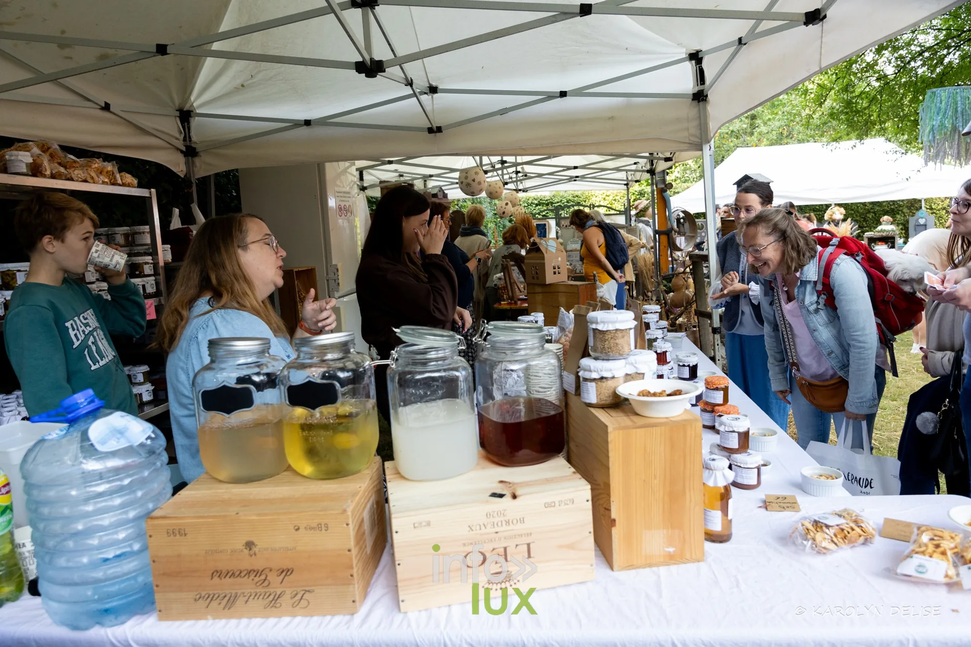 Un stand de bocaux, sirops et produits maison