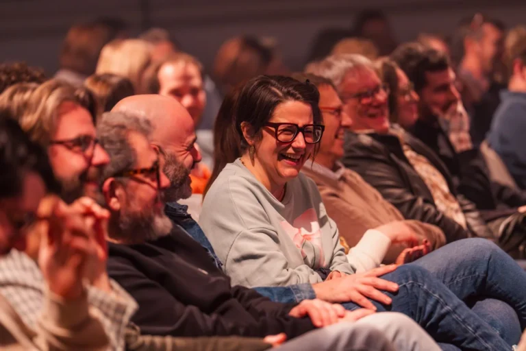Des spectateurs éclatent de rire dans la salle du Théâtre royal pendant le gala Namur is a Joke 2026