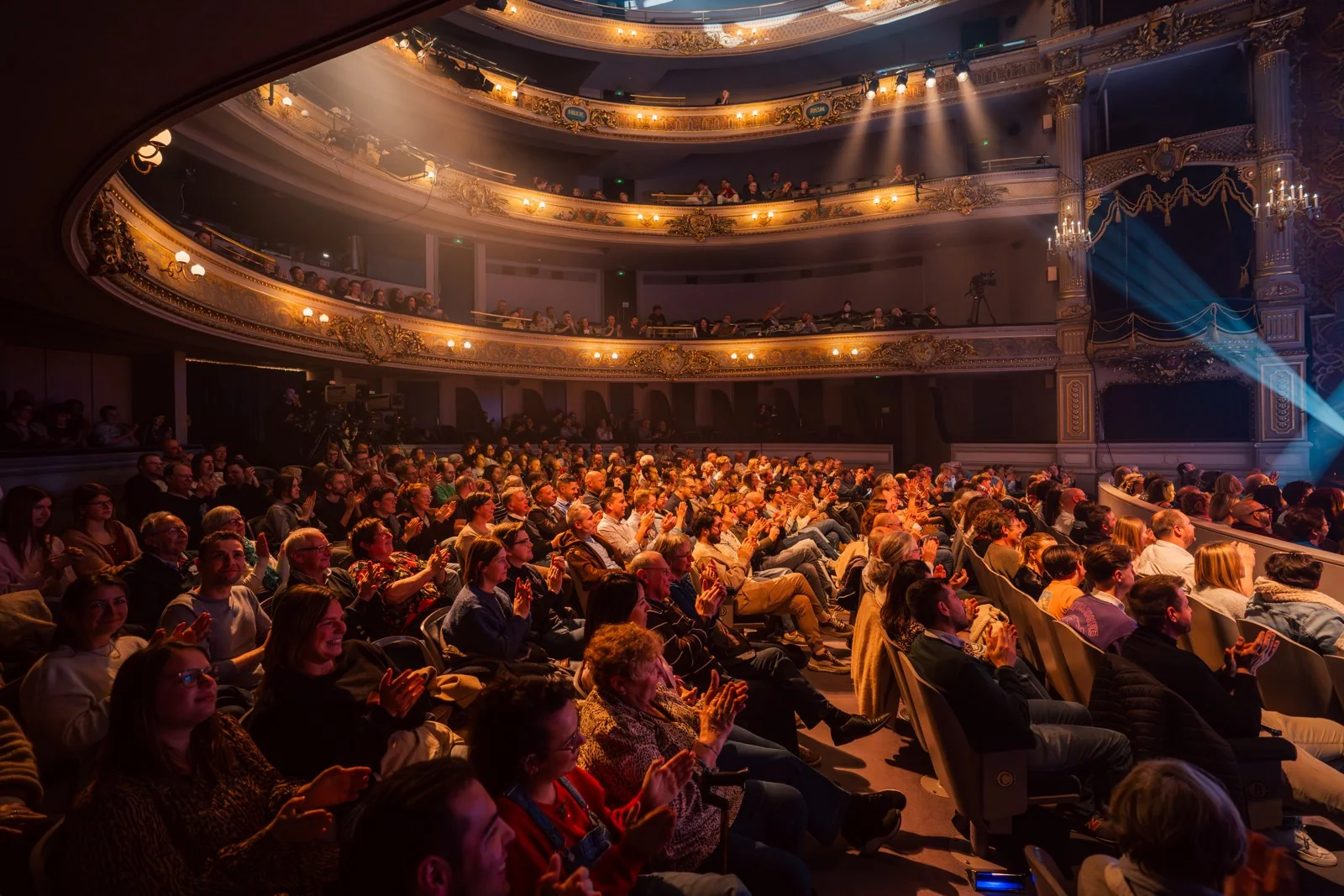 Salle comble au Théâtre royal — le gala d’ouverture 2026 de Namur is a Joke. Le public du Théâtre royal de Namur applaudit, balcons pleins, pendant le gala d’ouverture de Namur is a Joke 2026