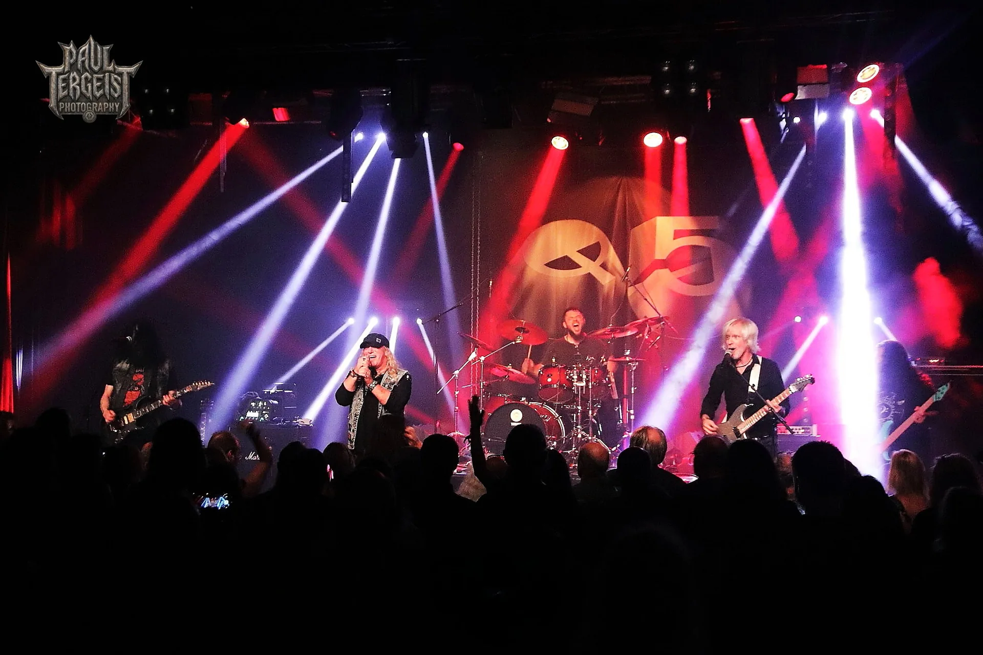 Le groupe Q5 sur scene dans les faisceaux lumineux au Golden Age Rock Festival 2025 a Chenee