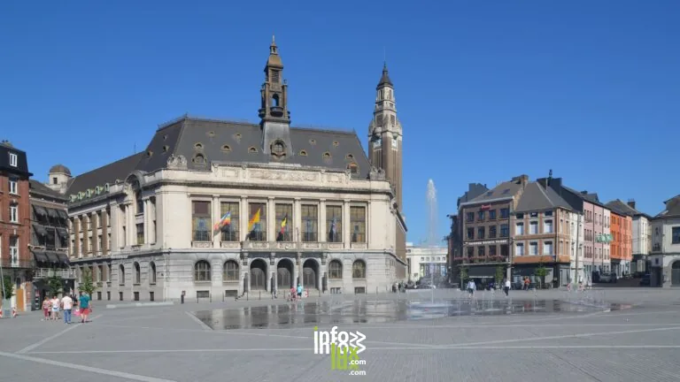 La place Vauban et l’hôtel de ville de Charleroi, vue panoramique (Hainaut)