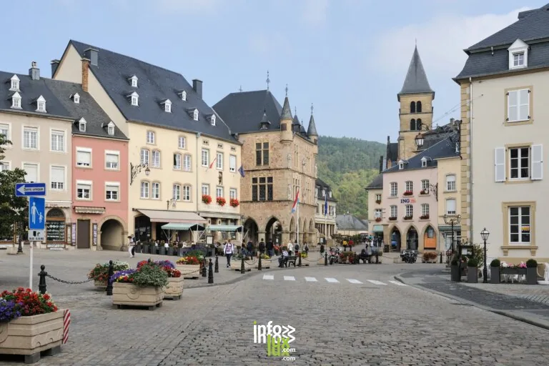La place du Marché d’Echternach, le Denzelt et le clocher de la basilique (Grand-Duché de Luxembourg)