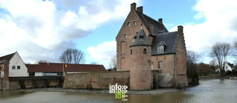 Le château des Comtes de Mouscron et ses douves en eau, vue panoramique (Hainaut)
