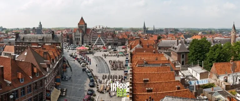 La Grand-Place de Tournai vue depuis le beffroi, avec la cathédrale Notre-Dame au fond (Hainaut)