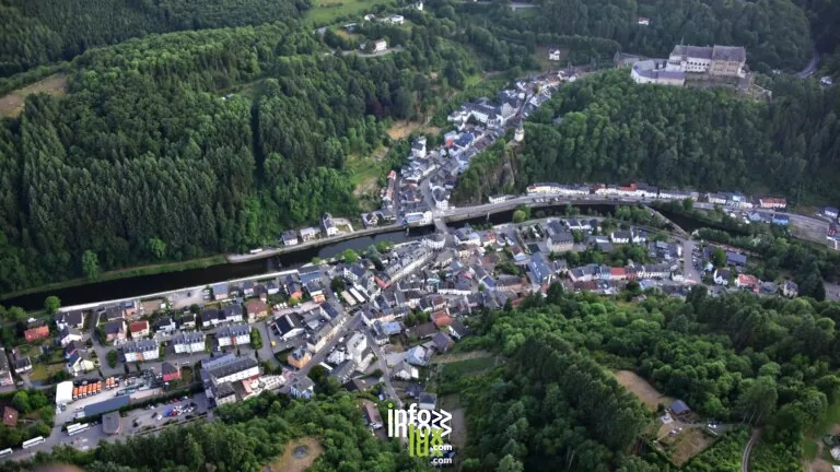 Vue aérienne de Vianden, son bourg dans la vallée de l’Our et son château (Grand-Duché de Luxembourg)