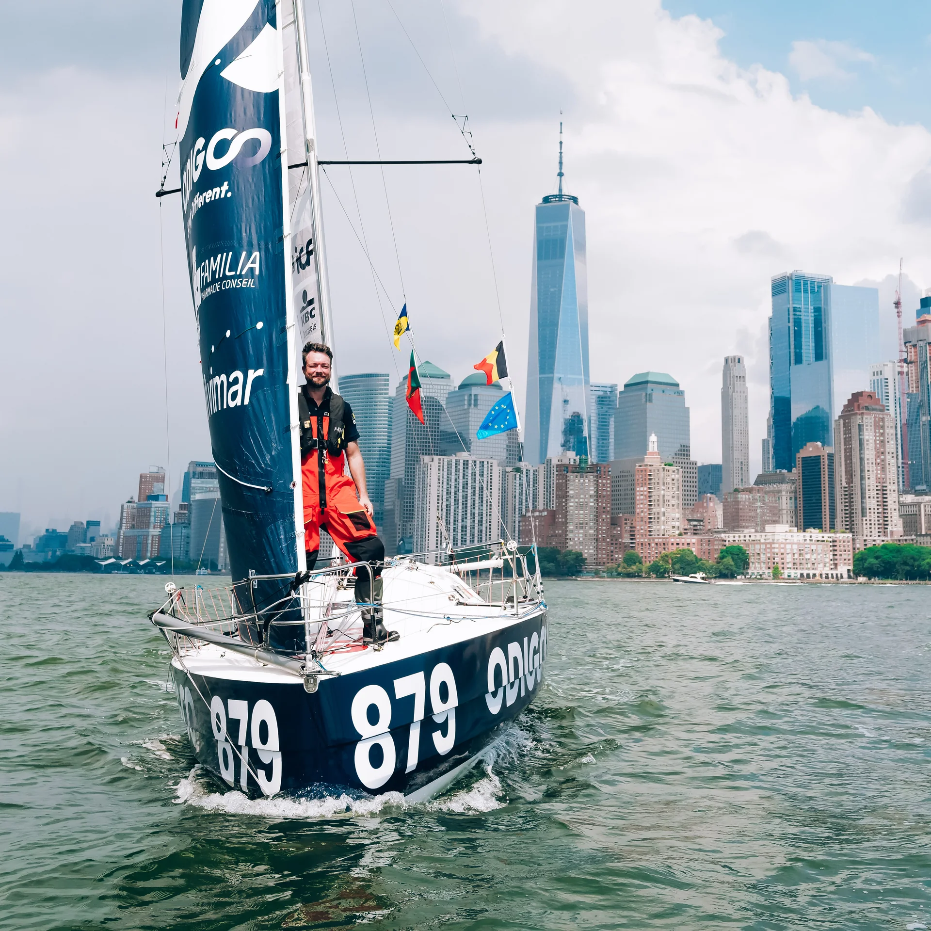 Quentin Debois à la barre de son Mini 6.50 dans la baie de New York