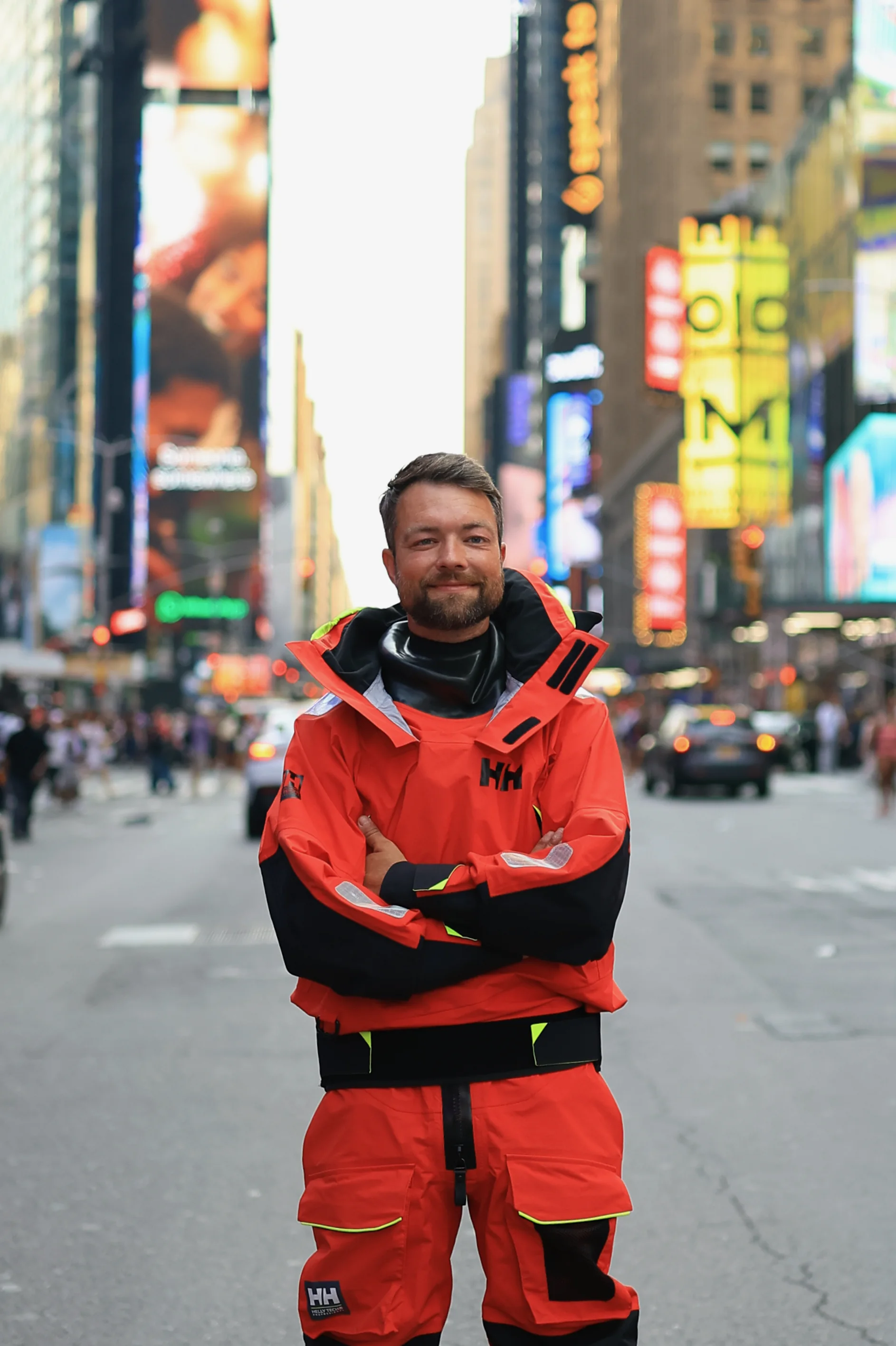 Quentin Debois en combinaison de mer au milieu de Times Square, à New York