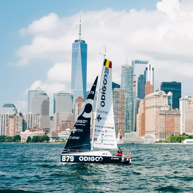 Le Mini 6.50 ODIGO de Quentin Debois devant la skyline de Manhattan, à New York