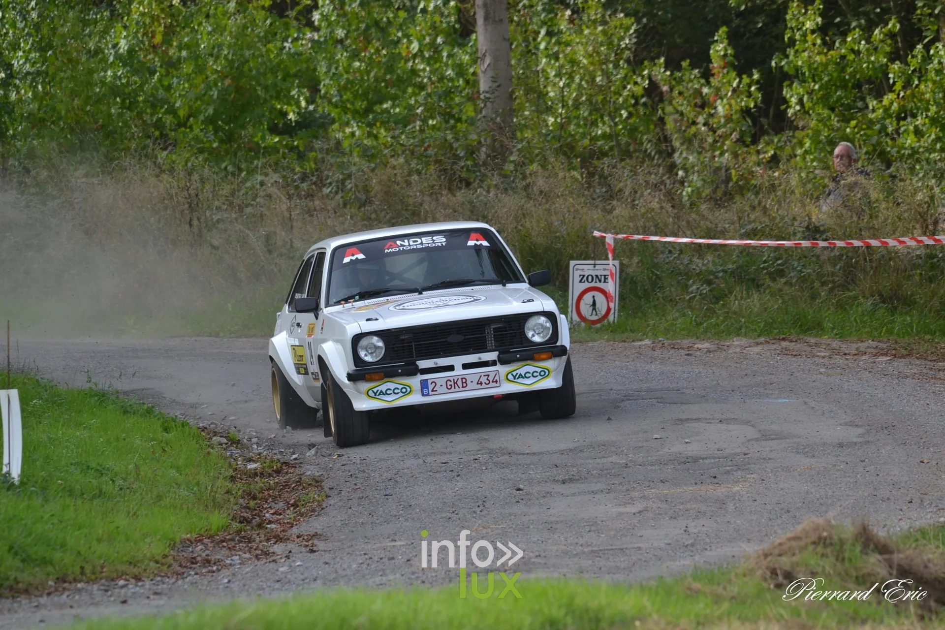Ford Escort MK2 (Desaeyer – Ninane) en pleine glisse sur une spéciale du Rally 4 Passion 2026, région de Huy