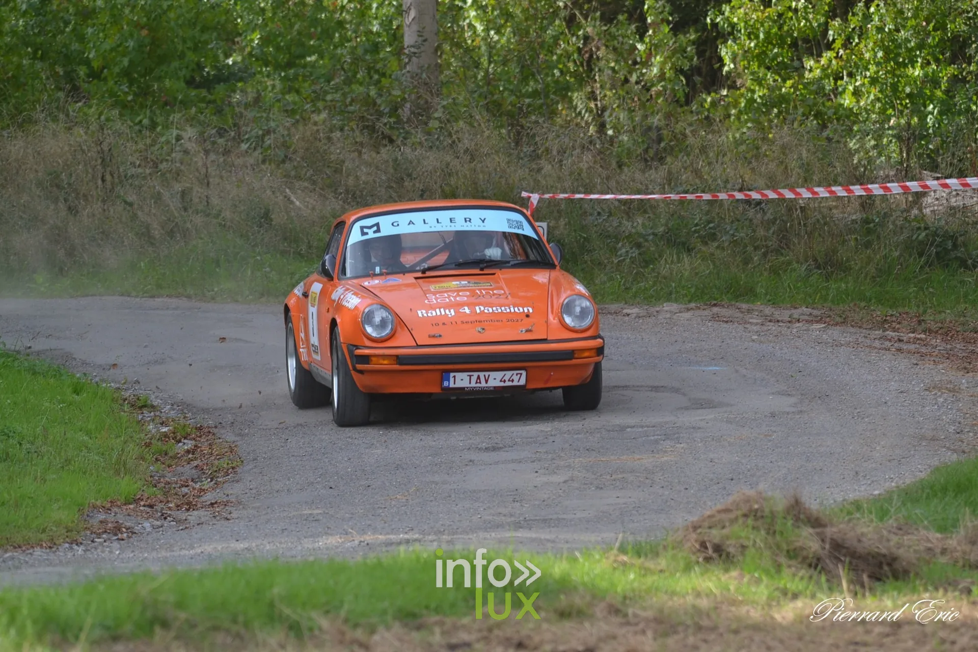 Porsche 911 (Loix – Buysmans) en pleine glisse sur une spéciale du Rally 4 Passion 2026, région de Huy