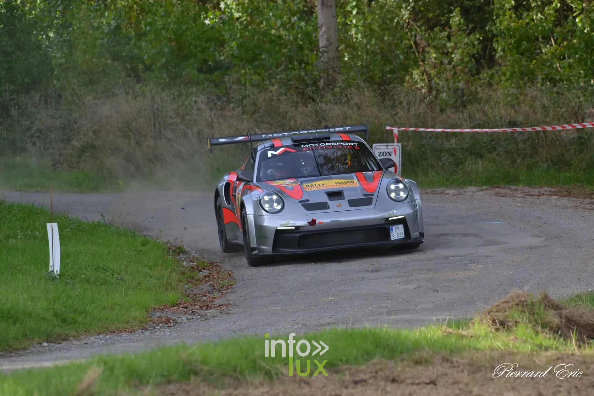 Porsche 992 (Thiry – Jalet) en pleine glisse sur une spéciale du Rally 4 Passion 2026, région de Huy