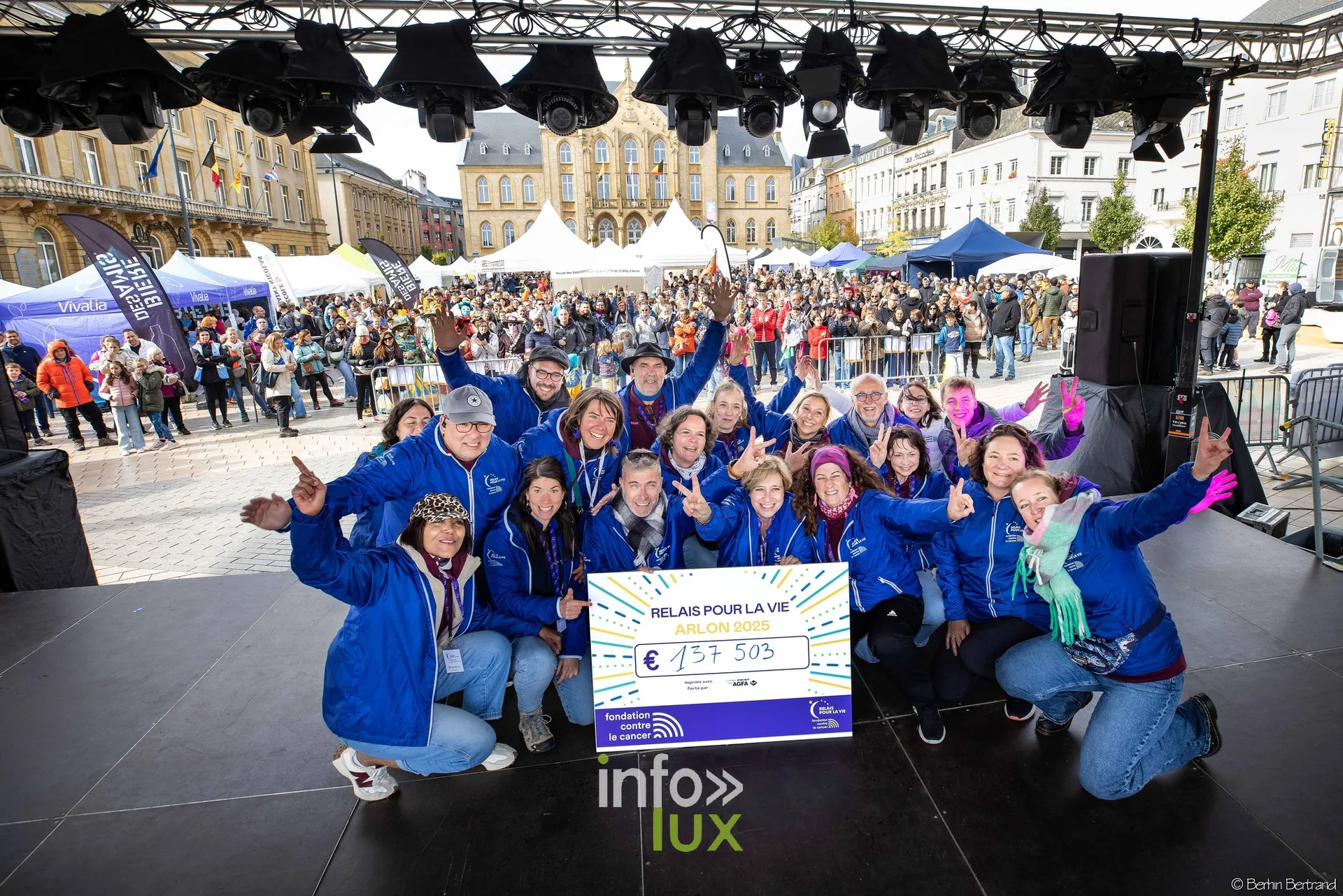 Les organisateurs présentent le chèque de la récolte de fonds sur scène devant la foule, Relais pour la Vie d’Arlon