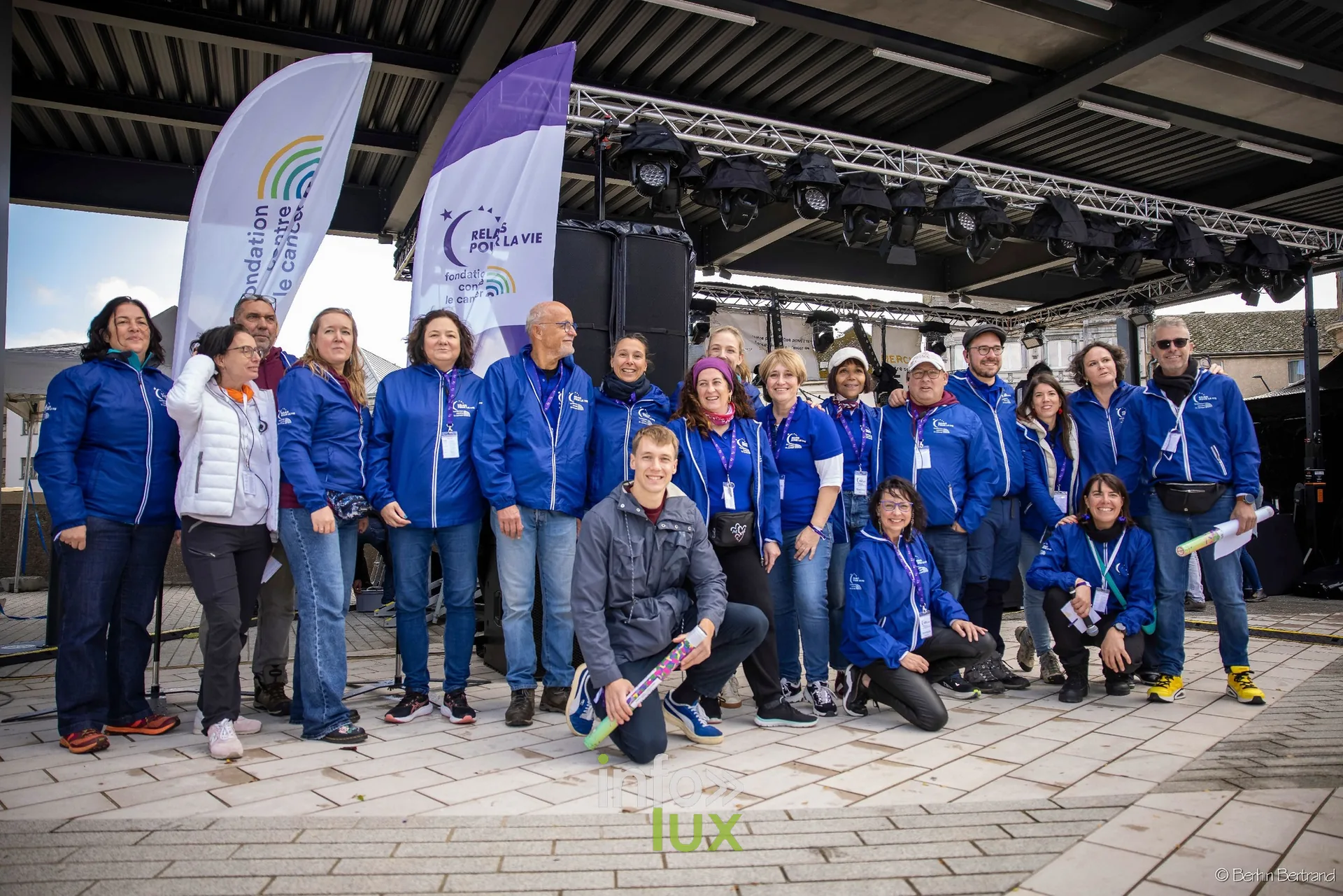 Le comité d’organisation du Relais pour la Vie d’Arlon en vestes bleues devant la scène