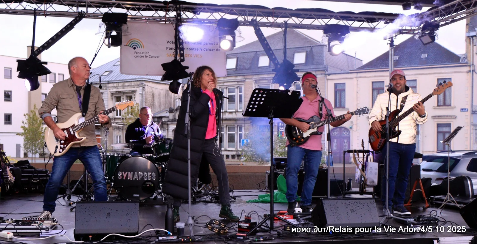 Un groupe de musiciens sur la scène du Relais pour la Vie d’Arlon