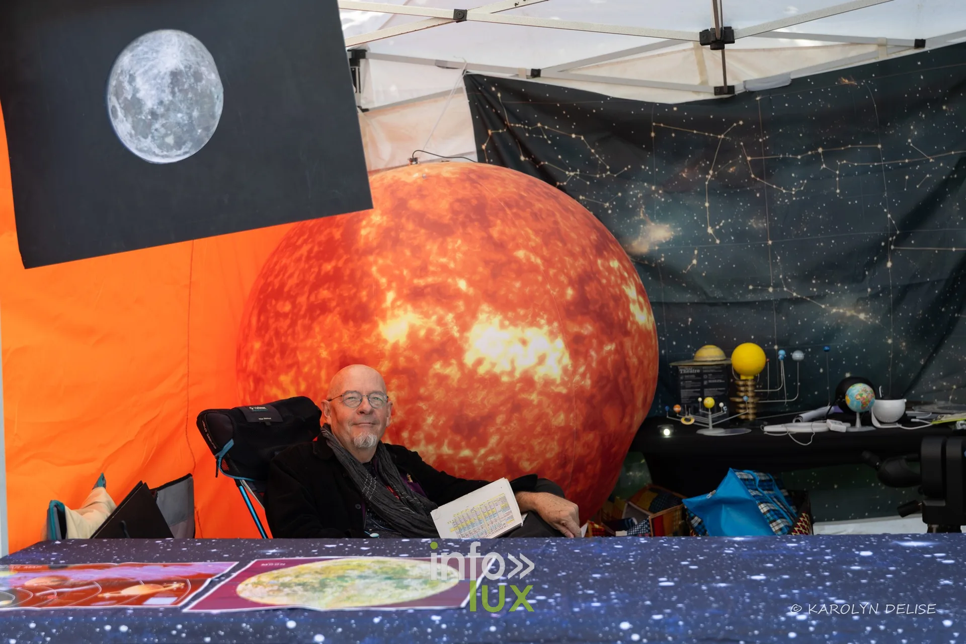 Stand décoré de planètes au village du Relais, Relais pour la Vie de Nivelles 2026