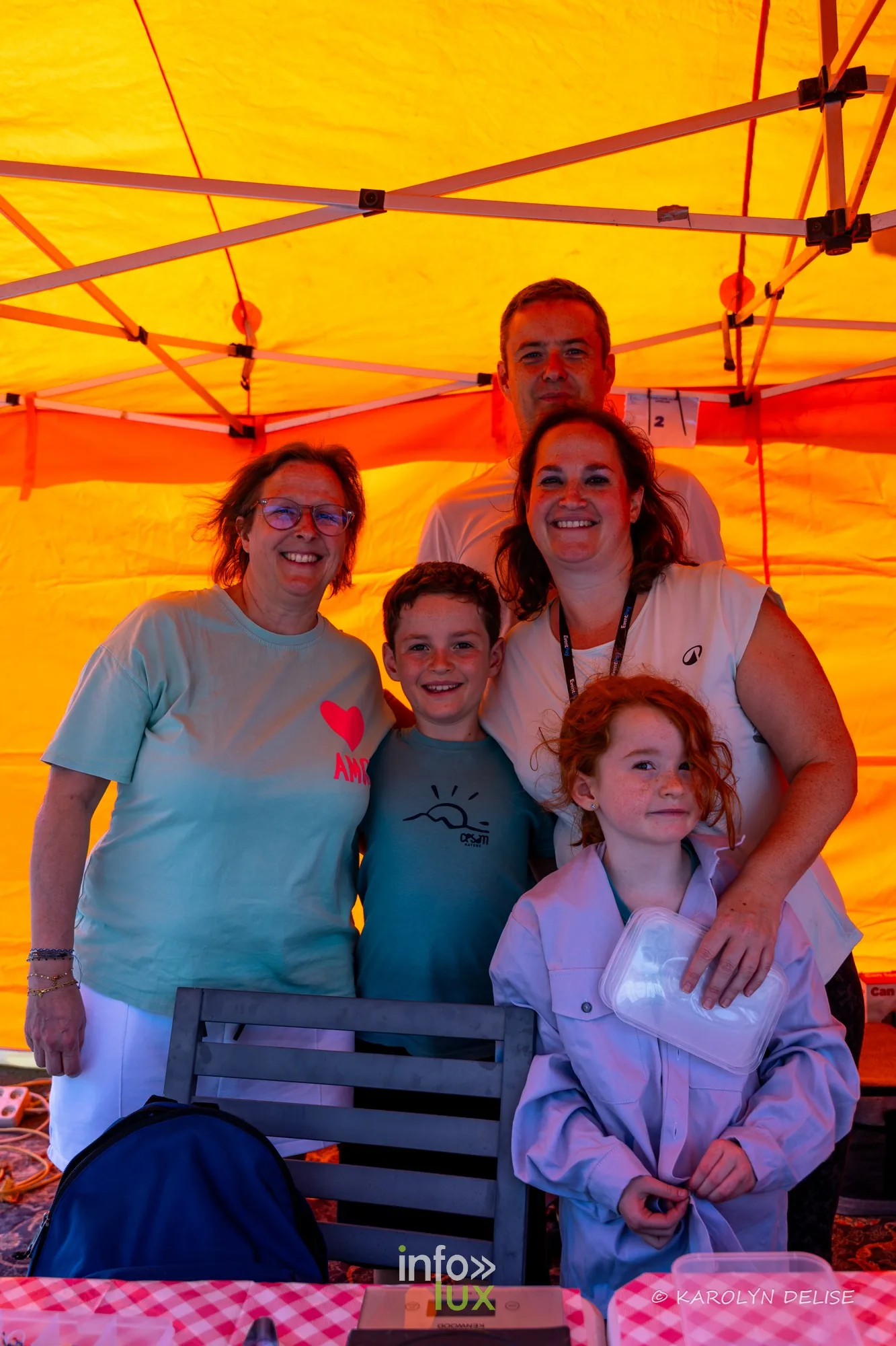 Famille sous une tente orange du village, Relais pour la Vie de Nivelles 2026