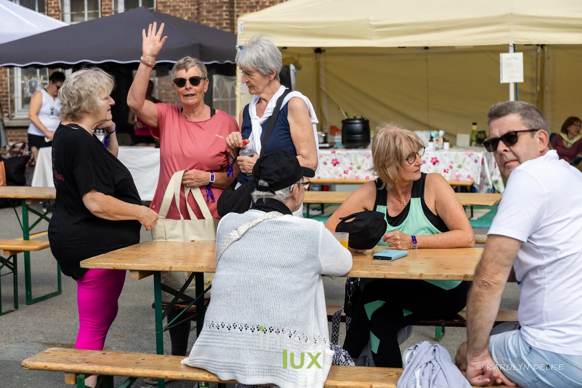 Participants attablés sous les tentes, Relais pour la Vie de Nivelles 2026