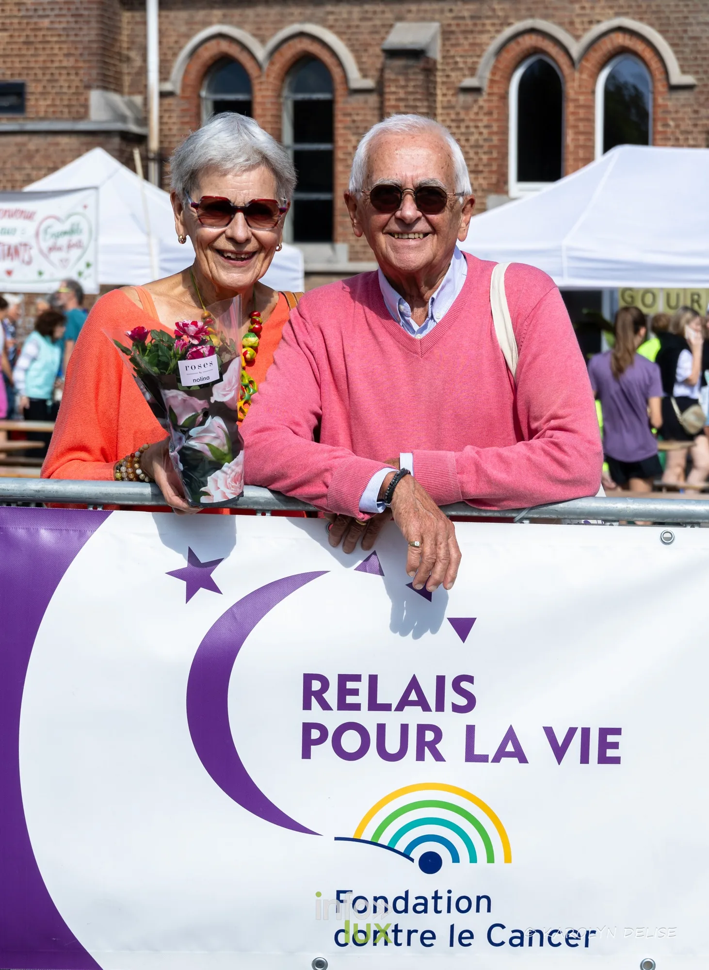 Participants derrière la bâche du Relais pour la Vie, Relais pour la Vie de Nivelles 2026